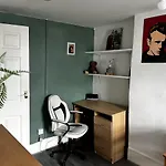 2Bedroom Basic And Central Flat
