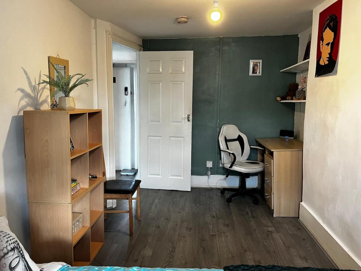 2bedroom Basic And Flat Apartment London
